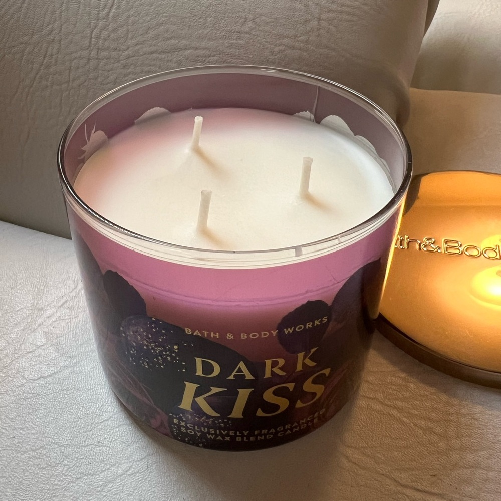 Dark Kiss Candle! - Picture 2 of 3
